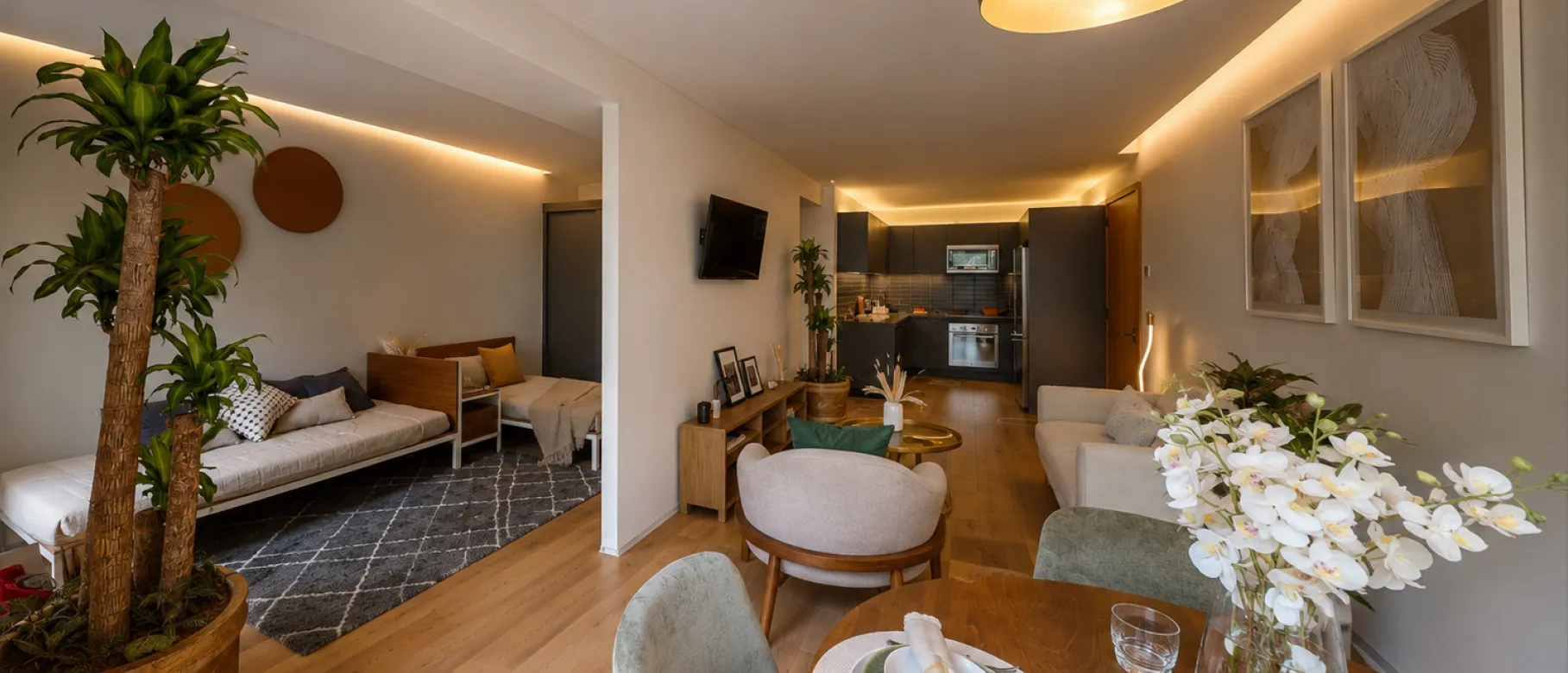 Estancia, comedor y cocina integrada de un departamento de Alure Insurgentes