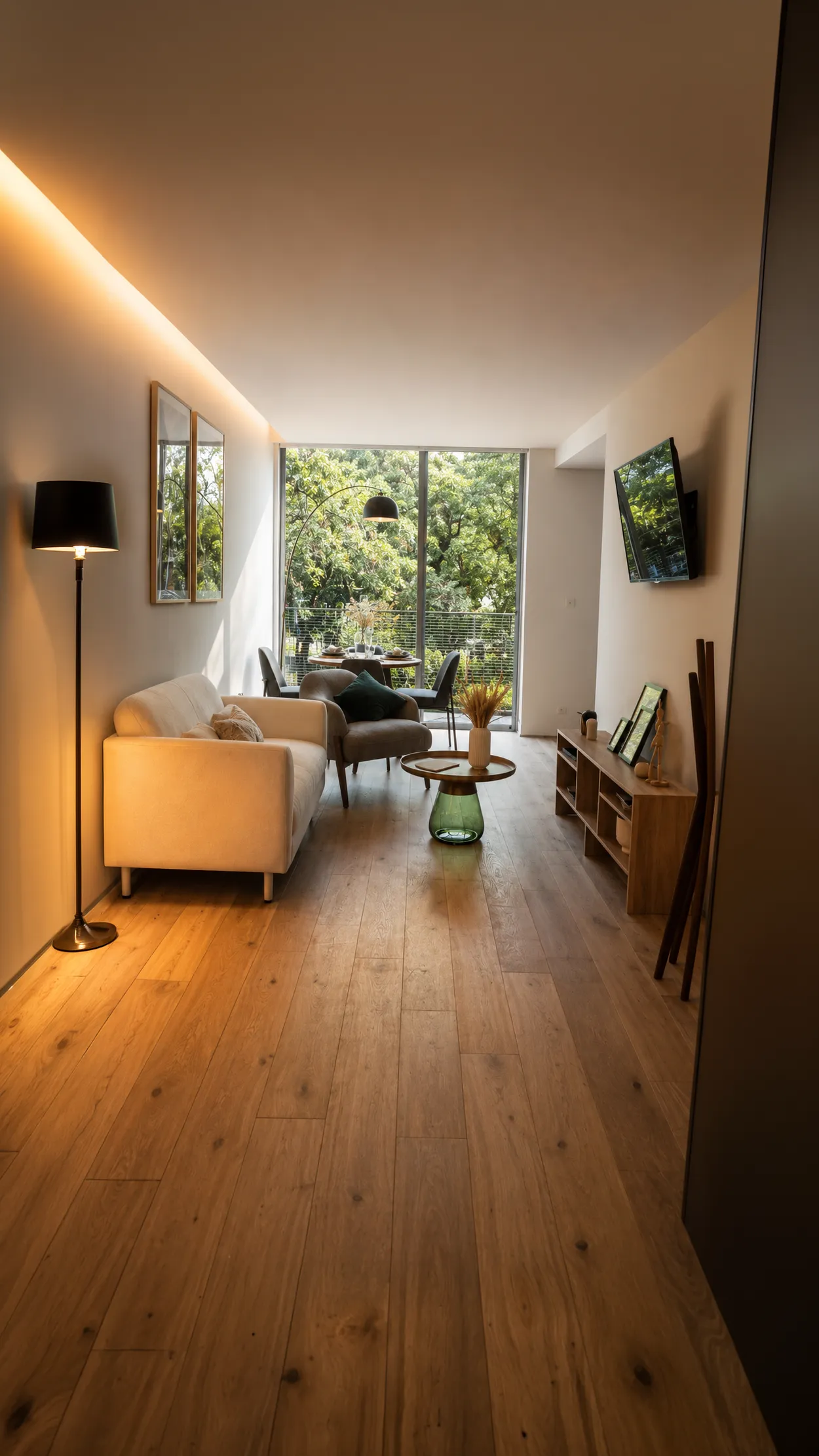 Sala con piso de madera y vegetación junto al ventanal