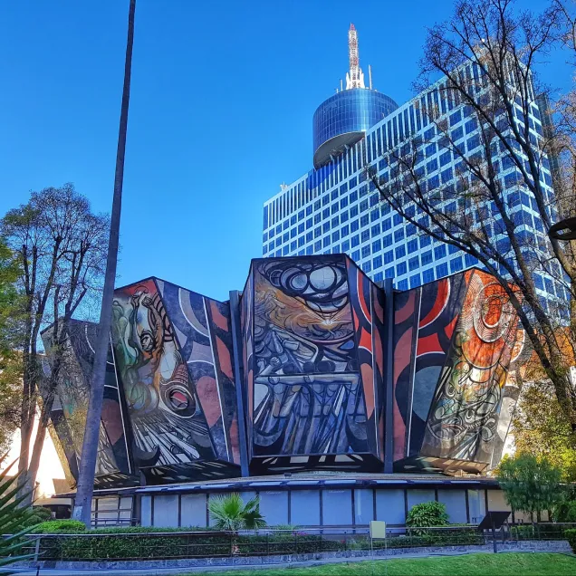 Mural del Polyforum Siqueiros, junto al World Trade Center